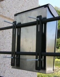 Brievenbus bevestiging voor hekwerk